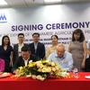 Đại điện Công ty TNHH MM Mega Market Việt Nam và Công ty CMM Marketing Management PTE LTD Singapore ký kết hợp tác. (Ảnh: Mỹ Phương/TTXVN)