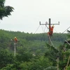 Công nhân điện lực Quảng Bình tiến hành sửa chữa, kiểm tra hệ thống lưới điện trước mùa mưa bão 2019. (Ảnh: Đức Thọ/TTXVN) 