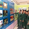 Chiến sỹ bộ đội Quân khu 5 tham quan Triển lãm chuyên đề “Hành trình vươn tới những ước mơ – 50 năm thực hiện Di chúc của Chủ tịch Hồ Chí Minh (1969 – 2019)”. (Ảnh: Trần Lê Lâm/TTXVN)