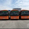 Dàn xe buýt chất lượng cao vận hành trên tuyến số 68 Hà Đông - Nội Bài. (Ảnh: TTXVN)