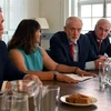 Lãnh đạo Công đảng đối lập Anh Jeremy Corbyn (thứ 2 phải) tại cuộc gặp với lãnh đạo các đảng phái tại London, Anh ngày 27/8. (Ảnh: AFP/TTXVN)