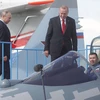Tổng thống Nga Vladimir Putin (trái) và người đồng cấp Thổ Nhĩ Kỳ Tayyip Erdogan (phải) thăm quan buồng lái Su-57 tại triển lãm hàng không MAKS ở Zhukovsky, ngoại ô Moskva, Nga, ngày 27/8. (Ảnh: AFP/TTXVN)