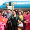 Bà con kiều bào đón Chủ tịch Quốc hội Nguyễn Thị Kim Ngân tại sân bay Udon Thani. (Ảnh: Trọng Đức/TTXVN)
