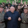 Nhà lãnh đạo Triều Tiên Kim Jong-un vui mừng trước kết quả thử nghiệm một vụ thử vũ khí dẫn đường chiến thuật kiểu mới, được lực lượng chức năng nước này tiến hành ngày 6/8. (Ảnh: YONHAP/TTXVN)