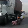 [Video] Cả gia đình thoát chết ngay trước bánh xe container