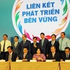 Đại diện thành phố Hồ Chí Minh và 13 tỉnh, thành khu vực Đồng bằng sông Cửu Long ký kết Chương trình hợp tác liên kết phát triển du lịch. (Ảnh: Mỹ Phương/TTXVN)