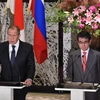 Ngoại trưởng Nhật Bản Taro Kono (phải) và người đồng cấp Nga Sergey Lavrov tại cuộc họp báo ở Tokyo ngày 31/5/2019. (Ảnh: AFP/TTXVN)