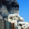 Khói bốc lên từ một trong hai tòa tháp đôi của Trung tâm thương mại thế giới bị sập sau vụ tấn công khủng bố bằng máy bay ở New York, Mỹ ngày 11/9/2001. (Ảnh: AFP/TTXVN)