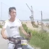 [Video] Người đàn ông lái xe máy từ khúc quanh lao thẳng vào đầu ôtô