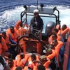 Những người di cư gặp nạn ở ngoài khơi Libya được tàu Ocean Viking cứu ngày 11/8. (Ảnh: AFP/TTXVN)