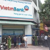  Cây ATM của ViettinBank tại phường Hưng Dũng, thành phố Vinh bị nhóm người Trung Quốc cài đặt các thiết bị điện tử để làm thẻ giả rút tiền của khách hàng. (Ảnh: Nguyễn Oanh/TTXVN)