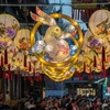Đèn lồng được thắp sáng rực rỡ để chào đón Trung Thu tại Thượng Hải, Trung Quốc. (Ảnh: AFP/TTXVN)