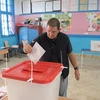 Cử tri bỏ phiếu trong cuộc bầu cử Tổng thống Tunisia tại điểm bầu cử ở Tunis ngày 15/9/2019. (Ảnh: AFP/TTXVN)