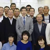 Ông Shingo Kanemaru, con trai của cựu Phó Thủ tướng Nhật Bản Shin Kanemaru chụp ảnh kỷ niệm với một phái đoàn Nhật Bản đến Bình Nhưỡng vào ngày 14/9. (Nguồn: Yonhap)
