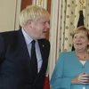 Thủ tướng Anh Boris Johnson (trái) và Thủ tướng Đức Angela Merkel trong cuộc gặp tại Biarritz, miền Tây Nam Pháp ngày 24/8/2019. (Ảnh: AFP/TTXVN)