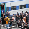 Người dân xếp hàng lên tàu tại nhà ga Seoul, Hàn Quốc. (Ảnh: THX/TTXVN)
