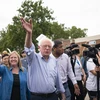 Ứng cử viên Bernie Sanders vẫy chào những người ủng hộ tại Des Moines, bang Iowa, Mỹ, ngày 11/8. (Ảnh: AFP/TTXVN)