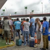 Người dân xếp hàng chờ mua xăng tại trạm xăng ở La Habana, Cuba, ngày 12/9/2019. (Ảnh: AFP/ TTXVN)