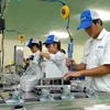 Công nhân sản xuất phụ kiện xe máy, xe hơi và thiết bị công nghiệp tại Khu công nghiệp Thăng Long 2, huyện Yên Mỹ, Hưng Yên. (Ảnh: Phạm Kiên/TTXVN)
