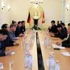 Phó Chủ tịch Quốc hội Đỗ Bá Tỵ và đoàn đại biểu cấp cao Quốc hội Việt Nam thăm, làm việc với Đại sứ quán Việt Nam tại Đức. (Ảnh: Thanh Bình/TTXVN)