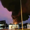 Khói bốc ngùn ngụt tại hiện trường vụ cháy kho chứa của nhà máy hóa chất thuộc Tập đoàn đa quốc gia Lubrizol ở Rouen, miền Bắc Pháp ngày 26/9/2019. (Ảnh: AFP/TTXVN)