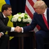 Tổng thống Ukraine Volodymyr Zelensky (trái) và Tổng thống Mỹ Donald Trump tại cuộc gặp ở New York ngày 25/9/2019. (Ảnh: AFP/TTXVN)