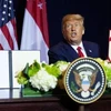 Thủ tướng Singapore Lý Hiển Long và Tổng thống Mỹ Donald Trump sau khi ký sửa đổi đổi mới Bản ghi nhớ quốc phòng tại New York ngày 23/9. (Ảnh: AFP)