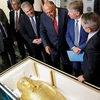 Quan tài bằng vàng 2.000 năm tuổi đã được trao trả cho Ai Cập. (Nguồn: Reuters)