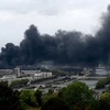 Khói đen bốc lên từ cháy nhà máy hóa chất Lubrizol tại thành phố Rouen, miền Bắc nước Pháp trong vụ hỏa hoạn ngày 26/9/2019. (Ảnh: AFP/TTXVN)