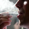 Khói thuốc lá điện tử có khả năng gây tổn thương phổi. (Ảnh: AFP/ TTXVN)