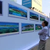 Đông đảo khách tham quan triển lãm và ra mắt sách ký sự "Không ảnh Đảo và Bờ biển Việt Nam.” (Ảnh: Thanh Vũ/TTXVN)