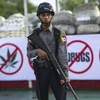 Cảnh sát Myanmar gác bên số tang vật ma túy chuẩn bị được thiêu hủy. (Ảnh: AFP/ TTXVN)