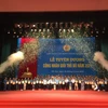 Lãnh đạo Tổng Liên đoàn Lao động Việt Nam và Thành phố Hà Nội trao thưởng cho Công nhân giỏi Thủ đô năm 2019. (Ảnh Minh Nghĩa/TTXVN)