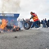 Các nhân viên đốt lốp xe bên ngoài một nhà máy Michelin ở La Roche-sur-Yon để phản đối kế hoạch đóng cửa của hãng. (Ảnh: AFP)