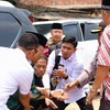 Bộ trưởng Điều phối các vấn đề chính trị, pháp lý và an ninh của Indonesia Wiranto (thứ 2, trái) bị tấn công bằng dao ngày 10/10/2019. (Ảnh: Special/TTXVN)