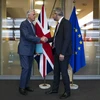 Trưởng đoàn đàm phán Brexit của EU Michel Barnier (trái) và Bộ trưởng Brexit của Anh Stephen Barclay tại vòng đàm phán ở Brussels, Bỉ, ngày 11/10/2019. (Ảnh: AFP/ TTXVN)