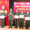 Tặng Giấy khen cho 2 tập thể và 13 cá nhân thuộc Ban Chuyên án và các đơn vị phối hợp phá án. (Ảnh: Võ Dung/TTXVN)