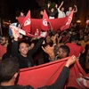Những người ủng hộ Giáo sư luật Kais Saied vui mừng sau khi kết quả bầu cử Tổng thống vòng hai được công bố, tại thủ đô Tunis ngày 13/10/2019. (Ảnh: AFP/TTXVN)