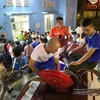 Nhân viên Nhà máy nước Hạ Đình làm việc liên tục để kịp cung cấp nước sạch cho các khu dân cư. (Ảnh: Thành Đạt/ TTXVN)