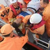 Khoảng 16 giờ 30 phút ngày 21/10/2019, ngư dân Trương Công Sang đã được lực lượng cứu hộ đưa vào Cảng Nha Trang (thành phố Nha Trang, Khánh Hòa) an toàn. (Ảnh: Nguyễn Dũng/TTXVN)