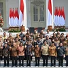 Tổng thống Indonesia Joko Widodo (thứ 6, trái, hàng trước) chụp ảnh lưu niệm cùng nội các mới tại thủ đô Jakarta ngày 23/10/2019. (Ảnh: AFP/TTXVN)