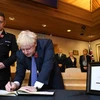 Thủ tướng Anh Boris Johnson ký sổ tang bày tỏ sự thương tiếc 39 nạn nhân. (Nguồn:PA)