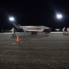 Máy bay không gian X-37B của Không quân Mỹ, một tàu con thoi thu nhỏ không người lái, được nhìn thấy sau khi hạ cánh tại Trung tâm vũ trụ Kennedy của NASA ngày 27/10 để kết thúc nhiệm vụ OTV-5 kỷ lục 780 ngày. (Nguồn: space.com)