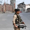 Binh sỹ bán quân sự Ấn Độ gác trong thời gian áp đặt lệnh giới nghiêm tại Srinagar, thủ phủ mùa hè thuộc bang Jammu & Kashmir do Ấn Độ kiểm soát ngày 5/8/2019. (Ảnh: AFP/TTXVN)