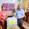Chủ tịch UBND tỉnh Phan Ngọc Thọ tặng quà cho gia đình có người thân bị mất tại Làng Rồng, thị Trấn Thuận An, huyện Phú Vang. (Ảnh: Tường Vi/TTXVN)