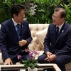 Tổng thống Hàn Quốc Moon Jae-in (phải) và Thủ tướng Nhật Bản Shinzo Abe hội đàm bên lề Hội nghị thượng đỉnh ASEAN+3 tại Bangkok, Thái Lan. (Nguồn: koreatimes.co.kr)