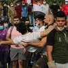 Chuyển người biểu tình bị thương tại quảng trường Tahrir, Baghdad, Iraq, ngày 27/10/2019. (Ảnh: THX/TTXVN)