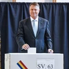 Tổng thống Romania Klaus Iohannis bỏ phiếu tại một địa điểm bầu cử ở Bucharest, Romania, ngày 10/11/2019. (Ảnh: AFP/TTXVN)