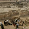 Các nhà khảo cổ làm việc tại một địa điểm ở Saqqara gần Cairo. (Nguồn: AP)