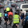 Ireland yêu cầu xe ôtô vượt xe đạp phải giữ khoảng cách tối thiểu 1m ở những khu vực có giới hạn tốc độ dưới 50 km/h. (Nguồn: irishtimes.com)